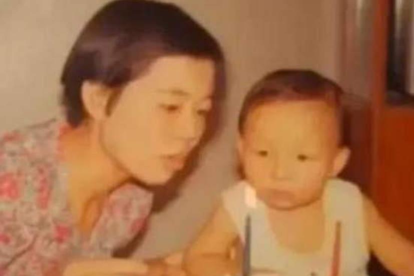 继举遗像下跪后,杜新枝带大女儿看望老父亲,网友称老杜是真善良