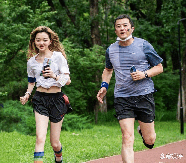 李亚鹏|李亚鹏狠批毒教材事件,却遭人质疑蹭热度,说她女儿没在国内上学