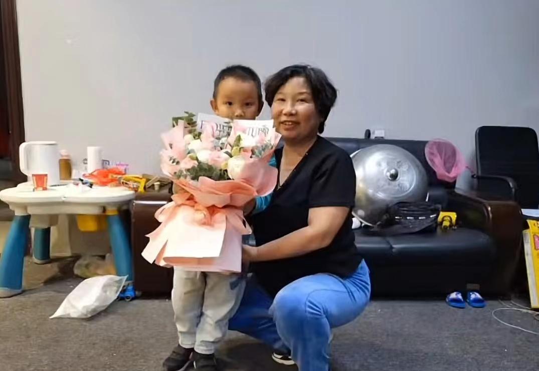 婆媳关系遭质疑!杜新枝深夜发声,力挺儿媳,与楷楷同框照显温馨