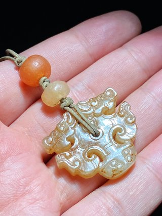 和田玉籽料|明以前 熟坑 和田玉籽料 双龙兽面纹 挂件