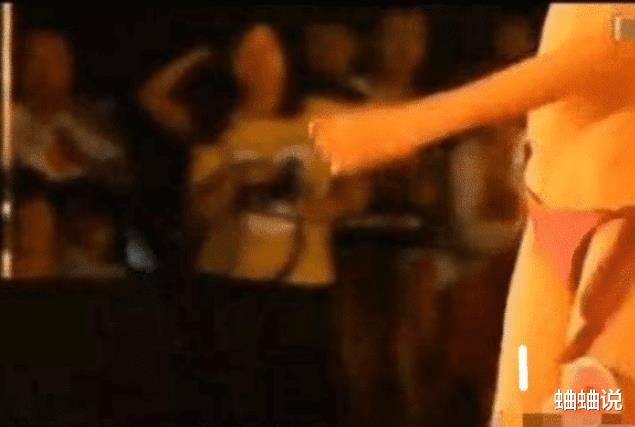 主持人|她18岁走秀泳裤不慎“滑落”，淡定走完全程，如今成为电视著名主持人