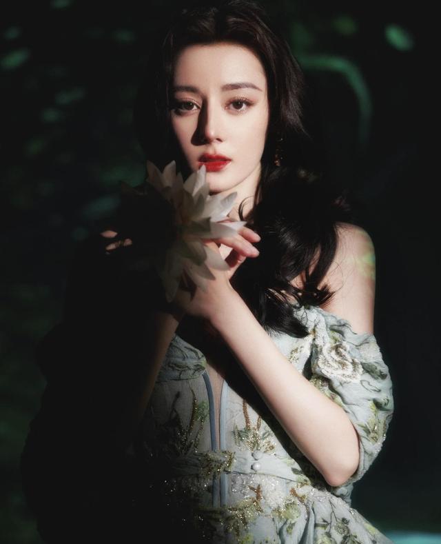 迪丽热巴|迪丽热巴的这组图，女人的性感展现的淋漓尽致