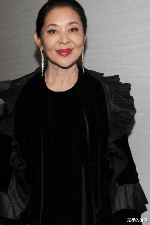 大S|62岁倪萍再次罕见主持,穿黑色长裙气场强大,站在台上hold住全场