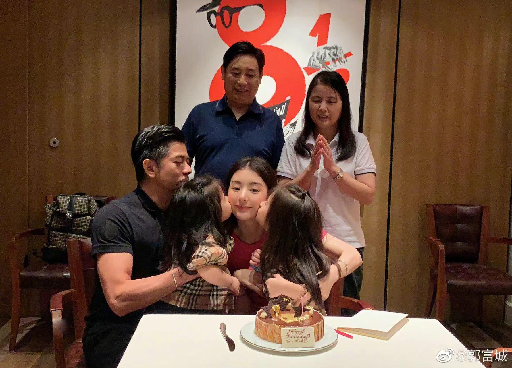 郭富城|郭富城陪太太方媛买手机壳,体贴入微的表现令网友大呼“太甜了”