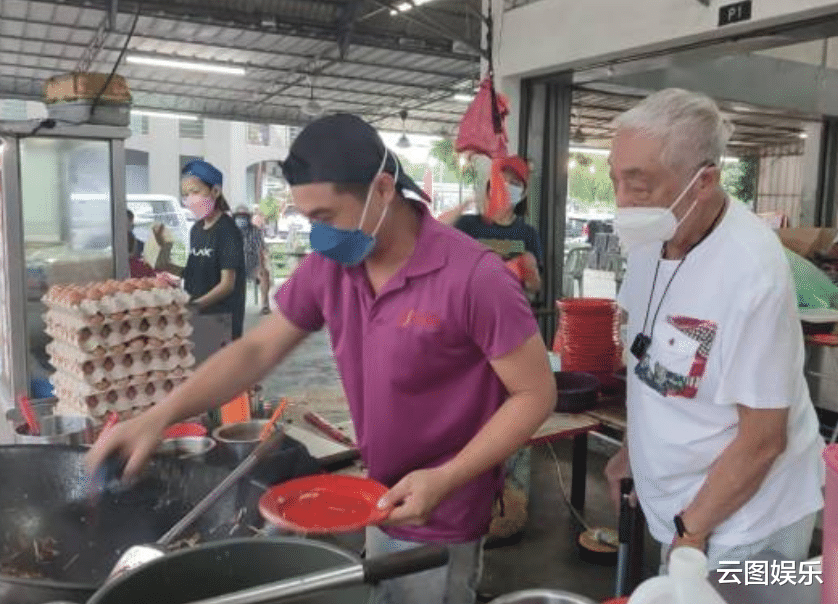 曾江|王羽去世后曾江首露面，国外度假心情好，现身大排档吃饭接地气