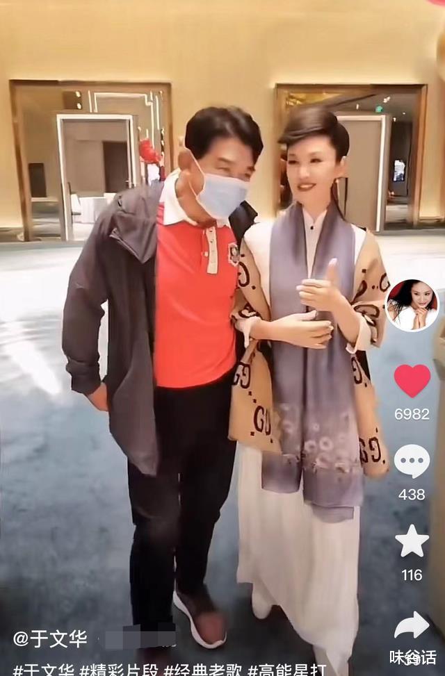 朱时茂和于文华老友相聚，男方身材壮硕太潇洒，女方化浓妆仍貌美