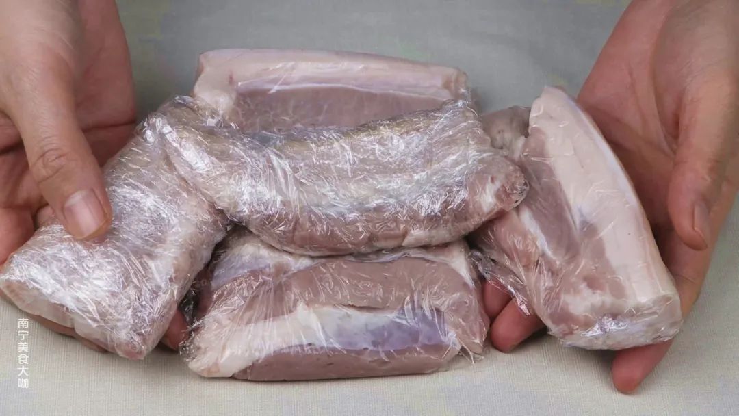 保存猪肉时,最忌直接放冰箱!饭店大厨教你一招,放三个月都新鲜