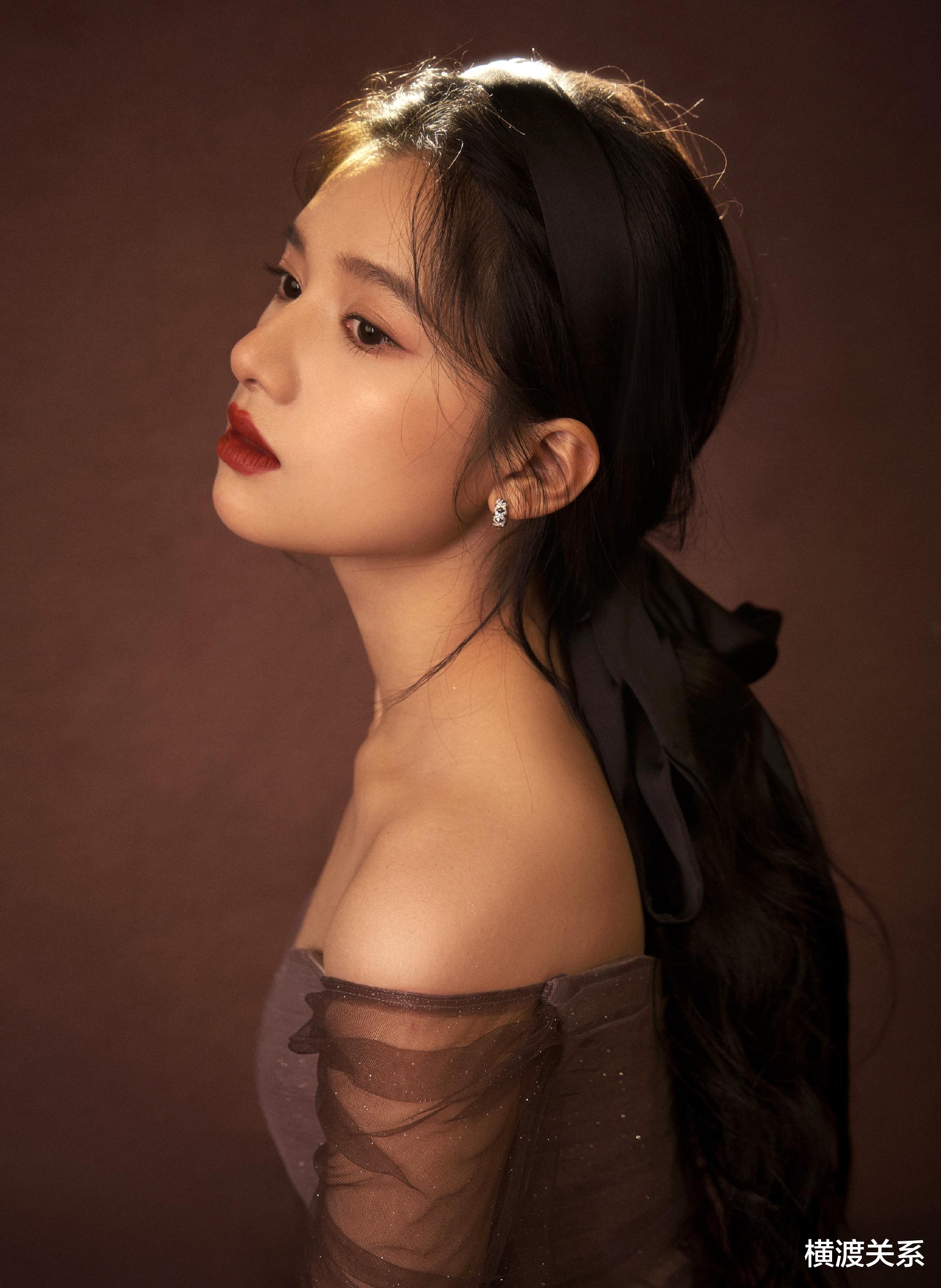 张婧仪|青春女星张婧仪晒油画式写真,低胸长裙,洁净无瑕