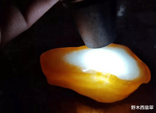 雕刻|种色俱佳的一块黄翡，拿去精心雕刻一番之后，老婆乐得眼睛都快睁不开了
