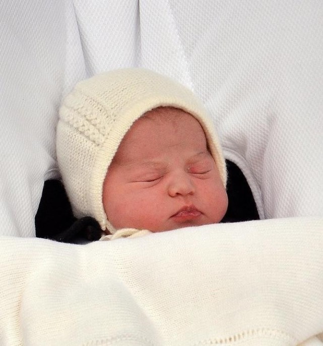 夏洛|唯一的蓝眼公主夏洛特：以前神似戴安娜，如今7岁，越来越像女