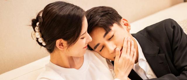 张予曦|疑似恋情曝光？30岁张予曦与刘学义吃饭被拍，男方还为女方剥虾