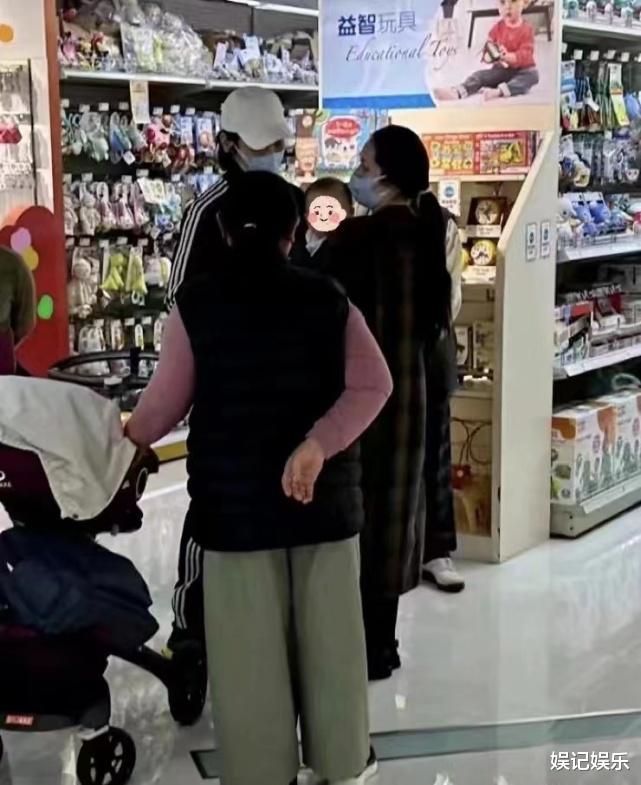 郭碧婷|向太一家六口首同框,郭碧婷抱着儿子,依偎着老公满脸幸福笑容