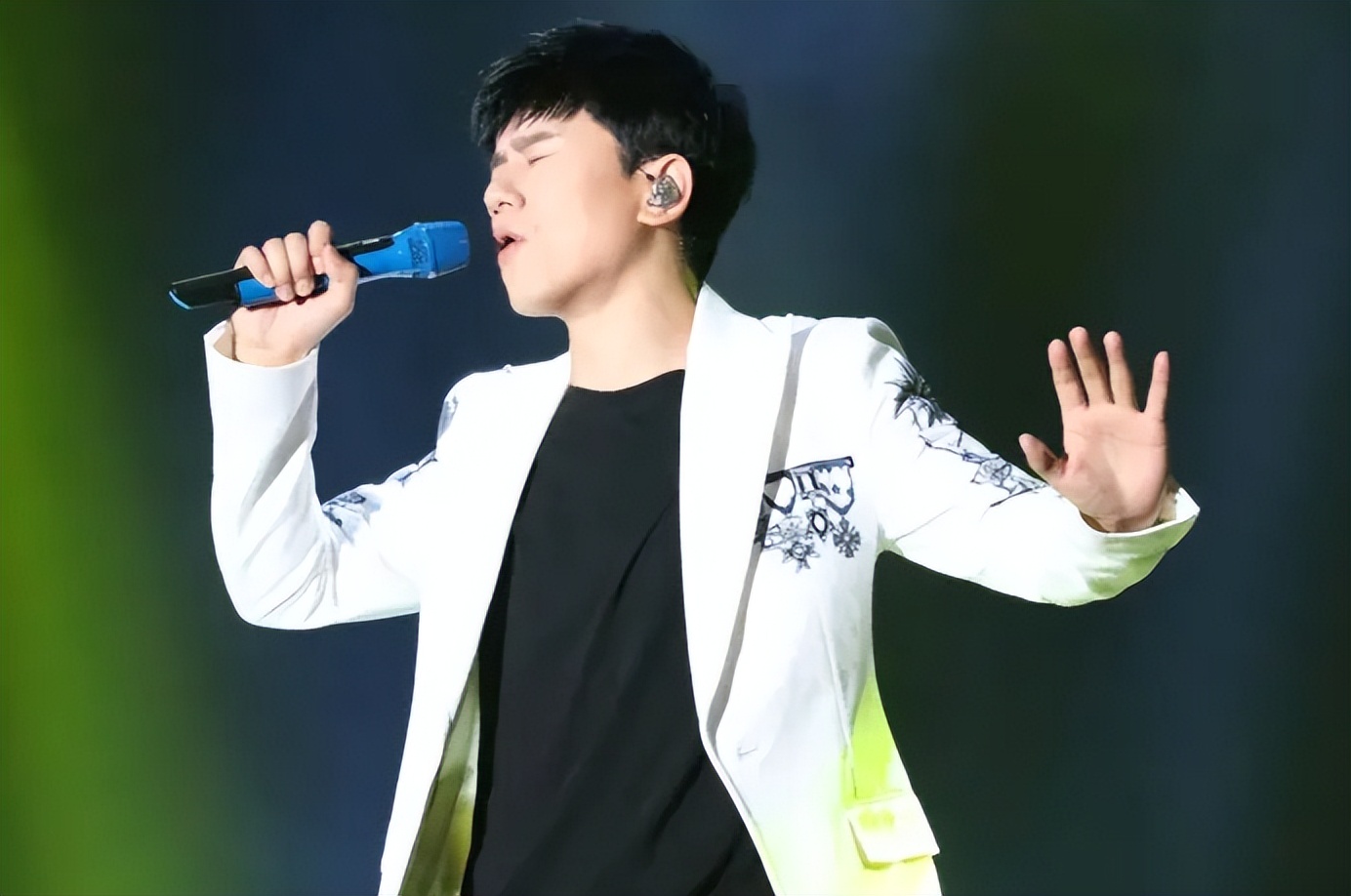 张杰|歌坛巨星张杰，直播间关闭打赏功能，获得众友点赞和支持