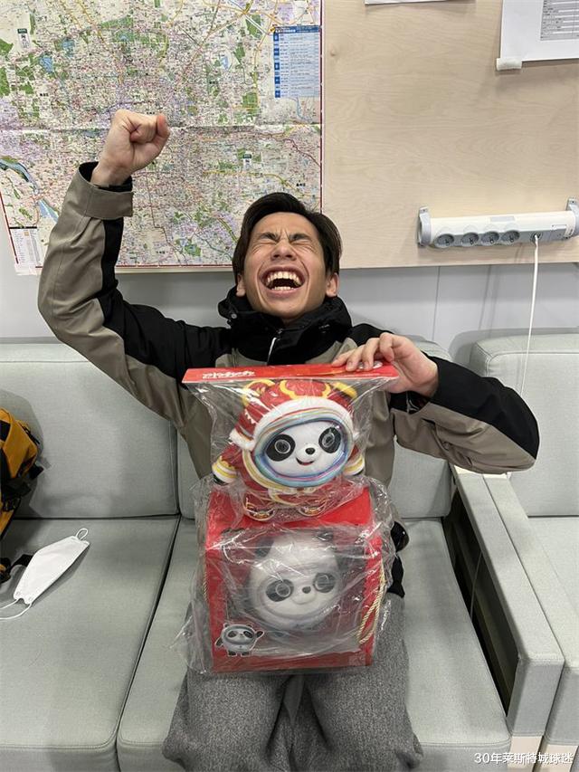 冰墩墩|武大靖锁住冰墩墩怕队友偷！羽生结弦太暖，戴墩墩帽帮中国人补冰