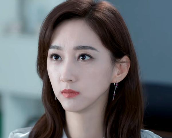 杨子姗|杨子姗新剧又火了，演技更自然，素颜也很美，但却输给这三个女配