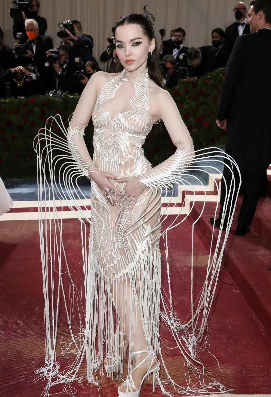 邓文迪|Metagla红毯翻车不断，邓文迪穿得像块布，卡戴珊全员表现黯淡