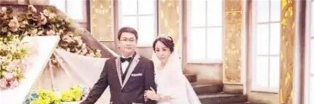 2010年,46岁女老板嫁小19岁下属,50岁生3胞胎,如今怎么样了