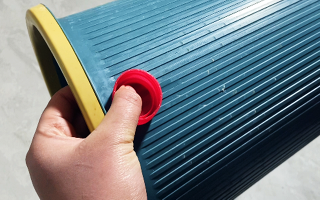 厨房“垃圾桶”放上2个瓶盖,作用太神奇了,一年省下不少钱