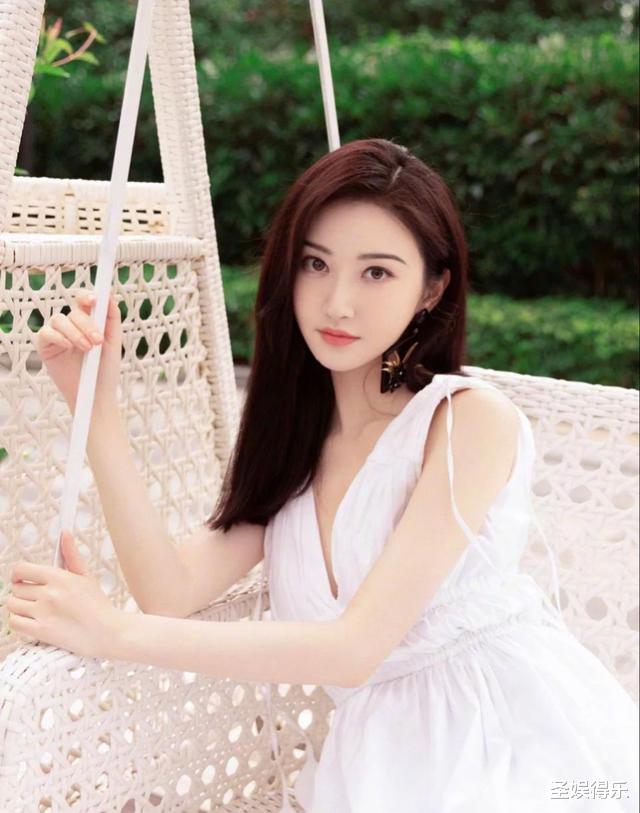 |景甜“旧照”曝光,穿搭被吐槽太土,但素颜照真的10分漂亮