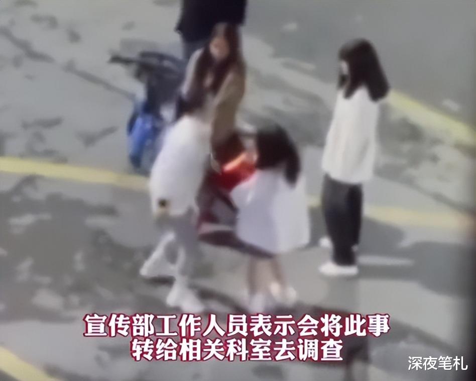 湖北咸宁,女孩疑与朋友玩耍太晚没回家,妈妈当街拳打脚踢扇耳光