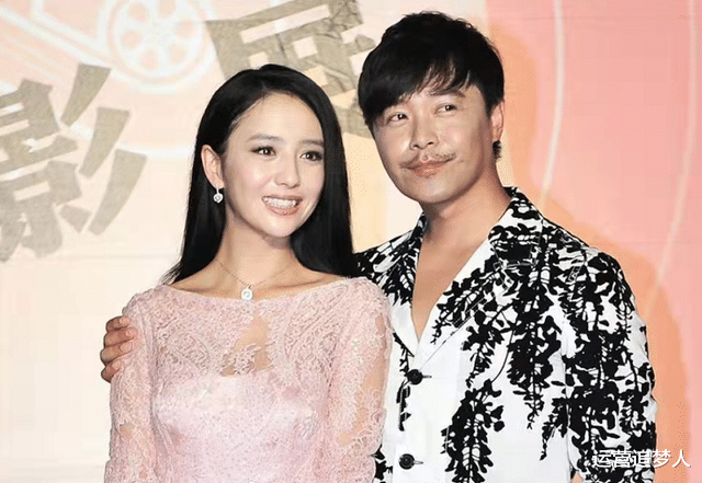 陈思诚|陈思诚与红裙女子当众搂抱，新女友被爆23岁，两人手牵手动作亲密