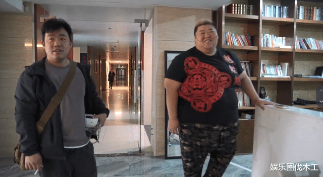 网红胖猴仔再次公布减肥成果，却引发争议，网友：仔细看称