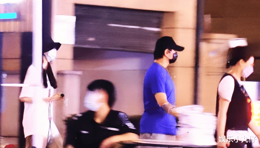 刘诗诗|吴奇隆刘诗诗少见同框，衣服宽松脚踩拖鞋很悠闲，男方有些发福