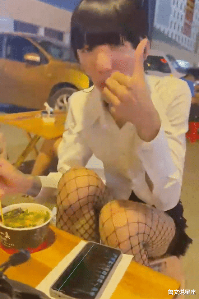 第一次见网恋半年的女友,对方吃得很香自己却没胃口,奔现需谨慎