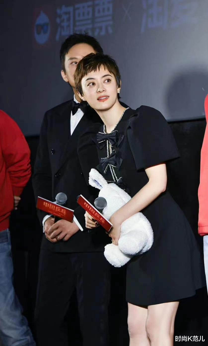 邓超|邓超夫妇出席新电影首映礼,孙俪穿黑色套装裙,精致又优雅!