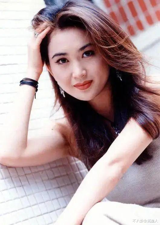 布兰妮·斯皮尔斯|别迷恋纸片人身材了！这7位挂历美人告诉你，浑身是肉也能很好看