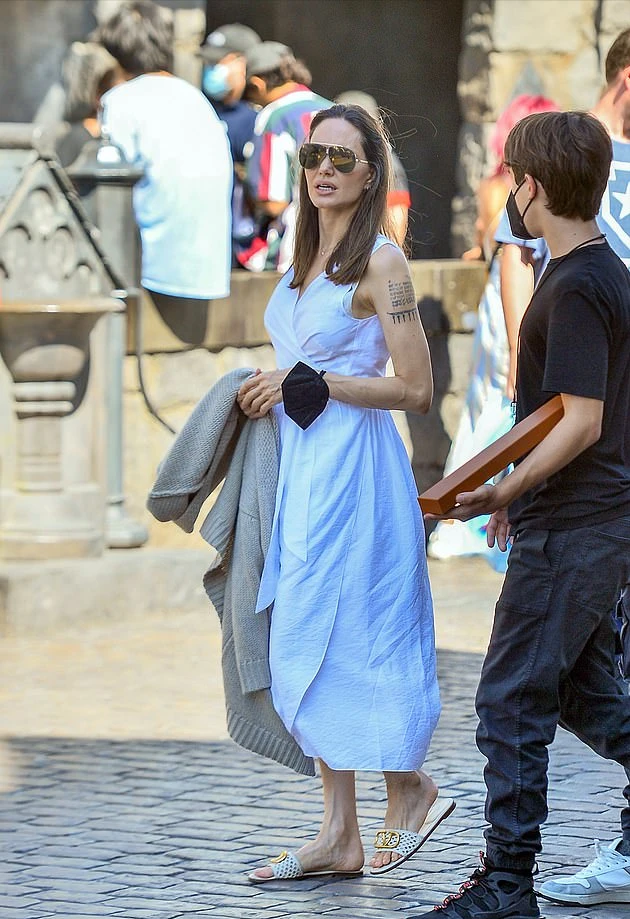 安吉丽娜·朱莉|47岁朱莉当导演都不忘抢演员风头？穿白裙美成风景画，就是太瘦了