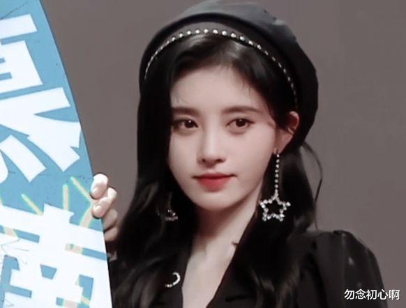 鞠婧祎|鞠婧祎现实中长什么样?坐飞机被空姐认出来,生图暴露出真实状态