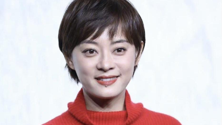 黄晓明|“孙俪”保养得真不错，生图状态似小姑娘，穿红毛衣很有气质