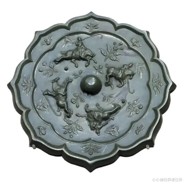 男子想用一块糖,骗走小孩手中的“唐代打马球镜”!孩子就是不上当!