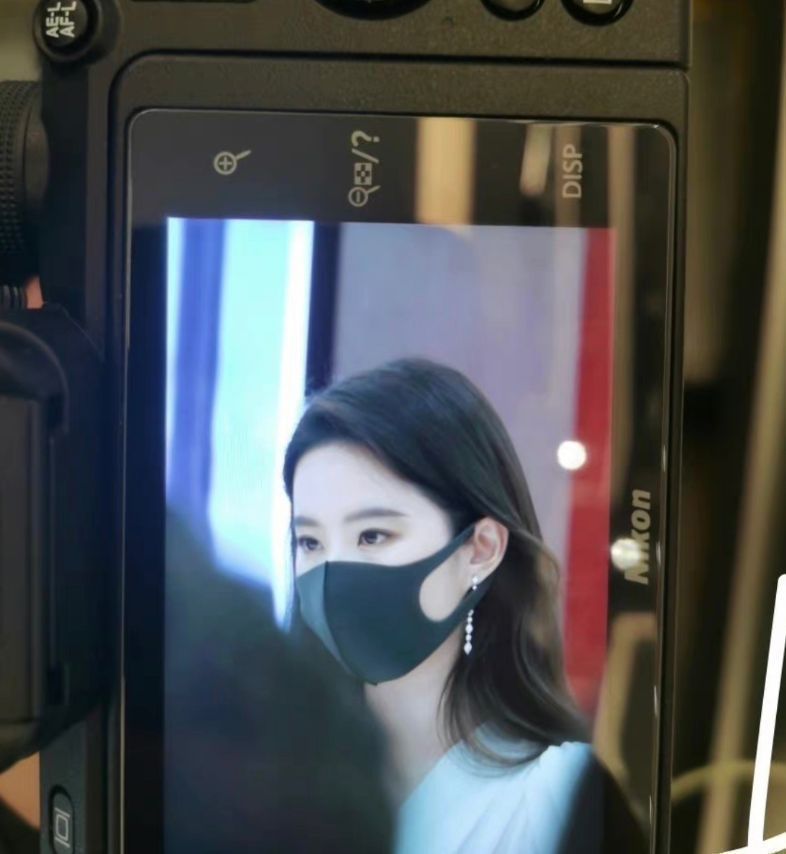 刘亦菲|刘亦菲武汉出席活动，穿白色长裙仙气飘飘，亲自动手扇风接地气