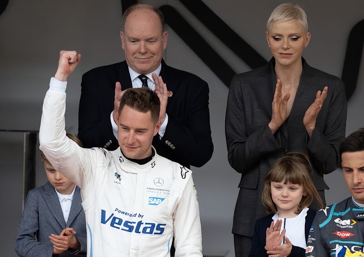 西装 摩纳哥王妃时隔一年半终于复出！超短发配灰西装好美，瘦得脱相了