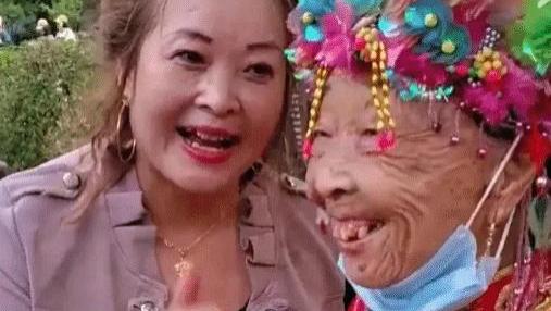 85岁马玉琴携少夫带货，美颜失败被批像出土文物，网友：辣眼睛