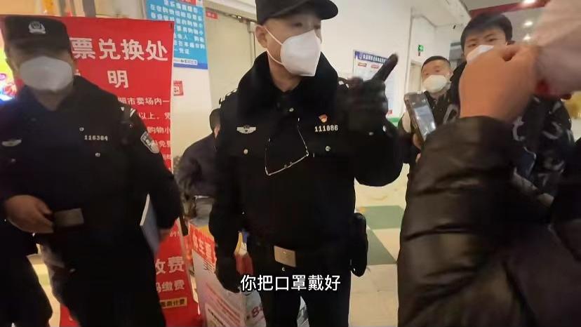 沈阳男子报警称家乐福不让用购物卡，警察：你先把口罩戴好！