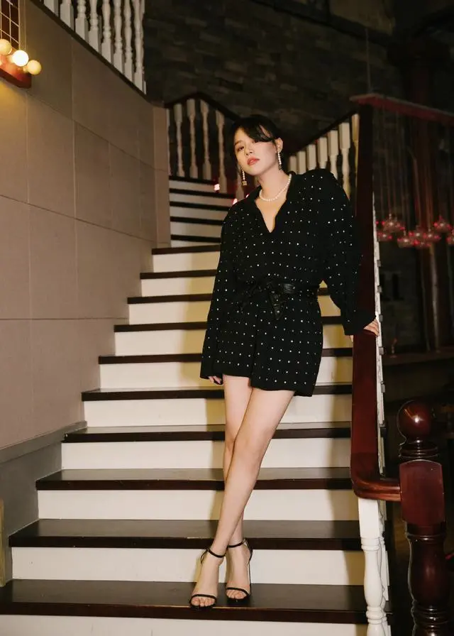 马思纯|马思纯为爱不要事业了?跟男友穿情侣装国外度假,身材壮硕像路人