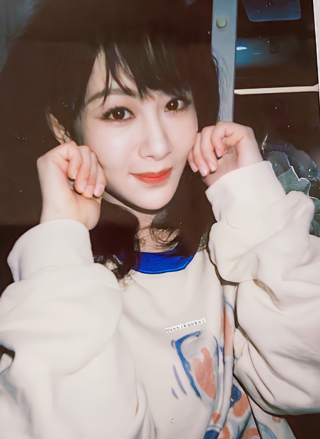 |杨紫分享横店下班六宫格拍立得,朦胧的画质给人甜美可爱的感觉