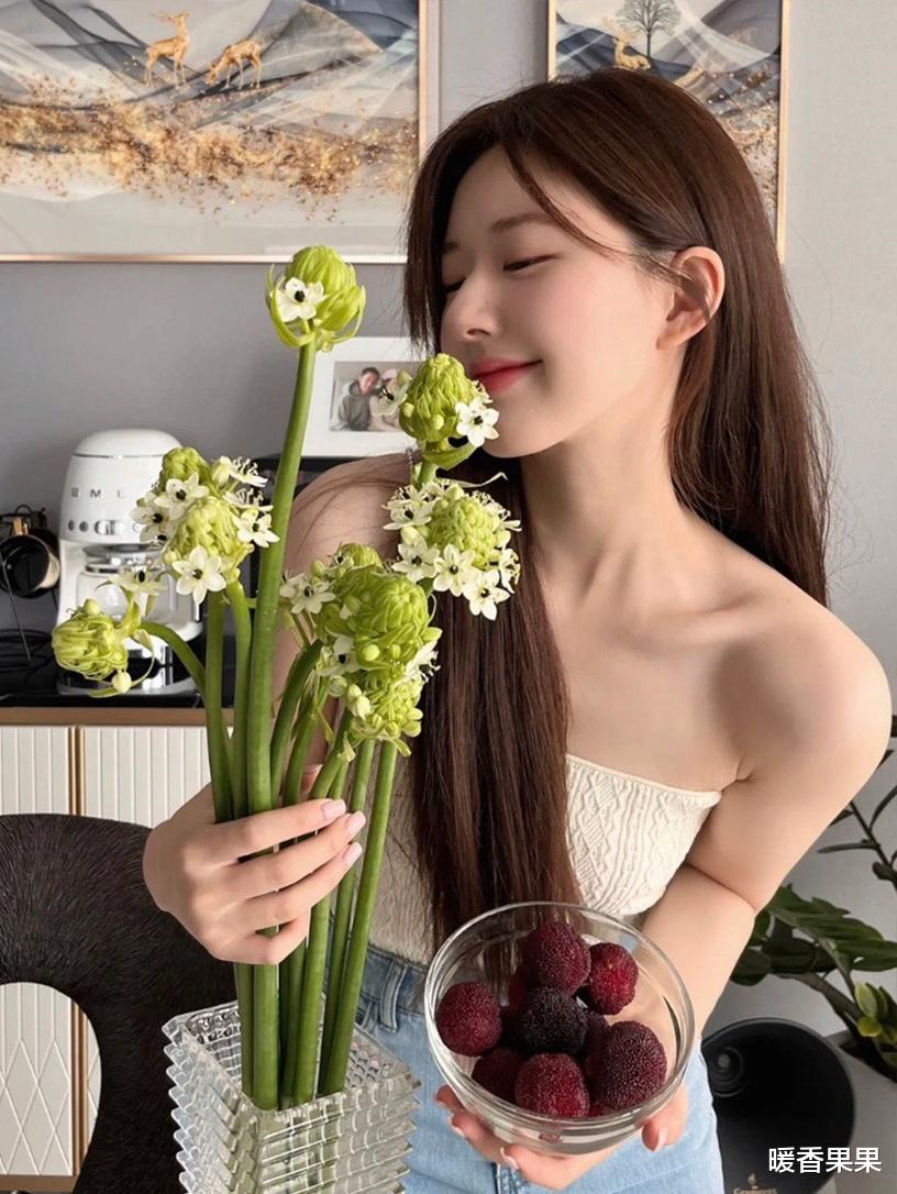 赵露思|赵露思甜系拍照姿势公开！少女感暴涨，还能让你视觉显瘦5公斤