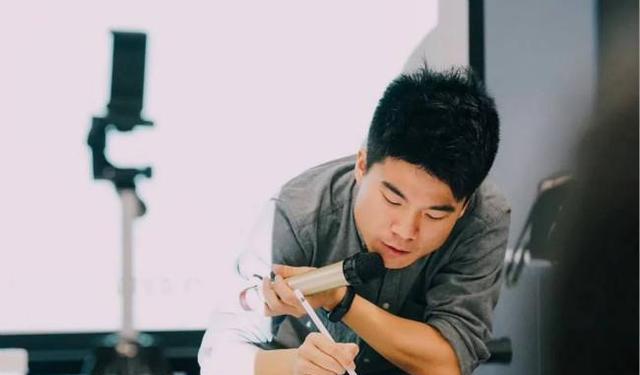 贾乃亮|贾乃亮直播翻车发文致歉!时薪200万引起争议,不要同情明星