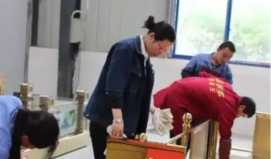 00后女孩进陵园做守墓人,上班清闲不考虑通勤,网友纷纷羡慕