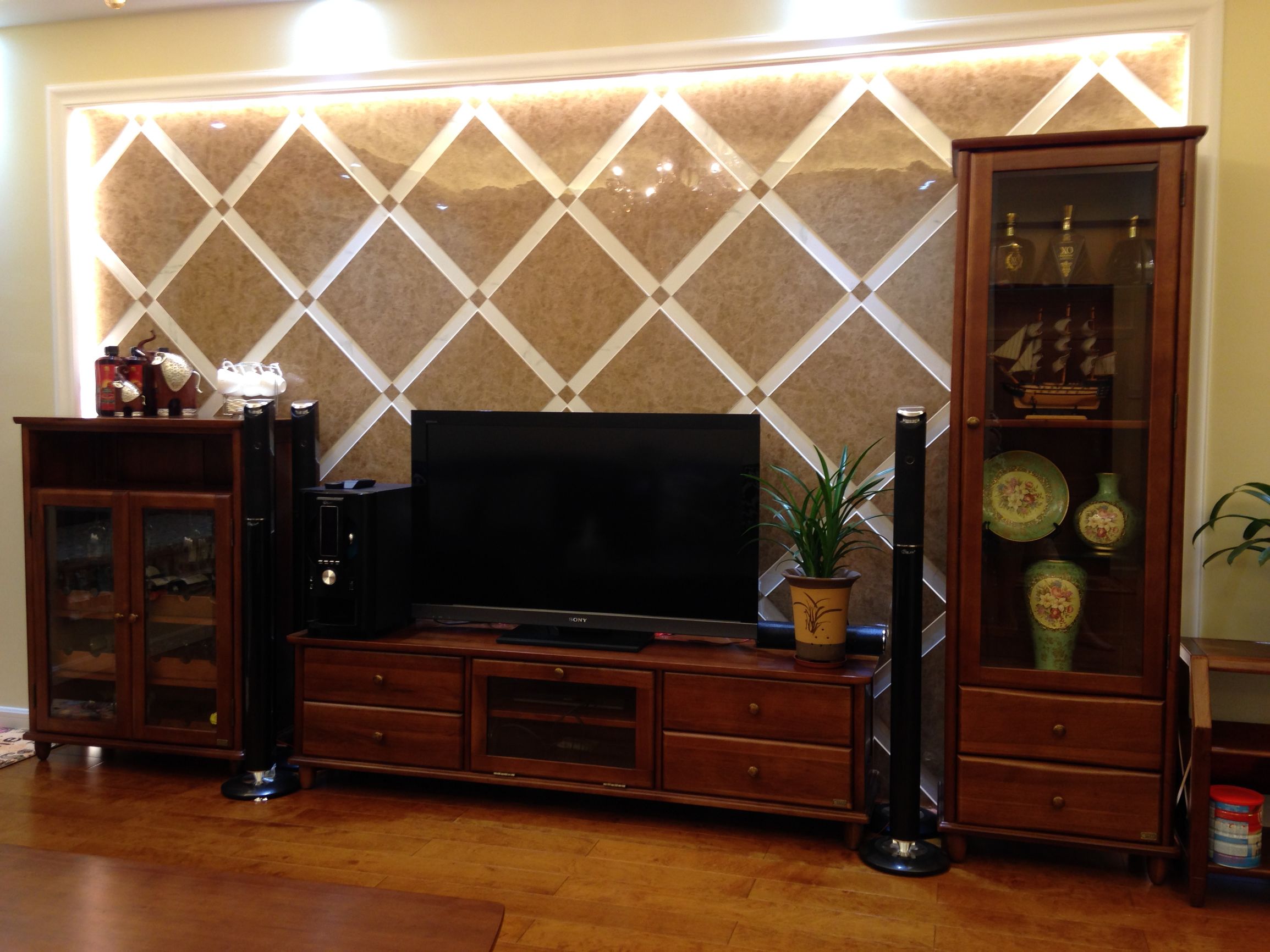 亲戚新家高端大气上档次,尤其是阳台安装的防盗窗,简直完美!