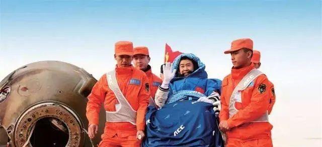 神舟十四号返回地面!航天员出舱时为何要抬着走?牺牲太大了