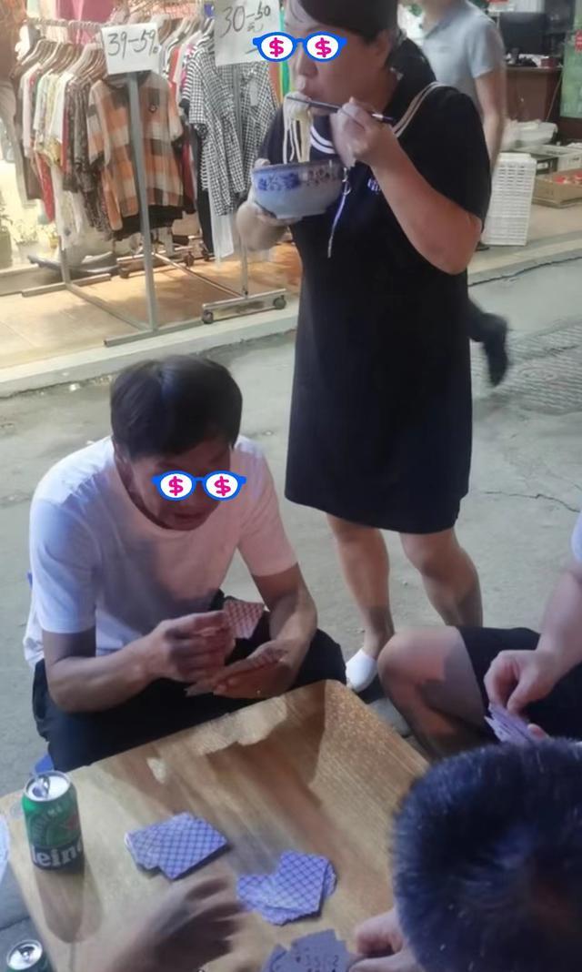 男子忙着打牌,妻子怕饿着丈夫亲自给他喂饭吃,知情者:男的有病