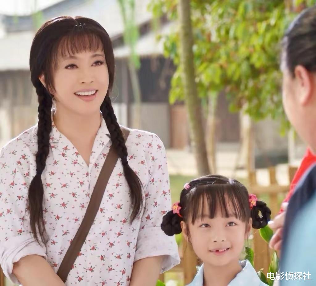 李雪琴|《折腰》路透:李雪琴给宋祖儿演丫鬟,身形壮实,满脸露着不开心