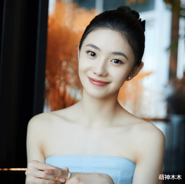 刘浩存|刘浩存参加残健融合晚会，照片曝光引发群嘲，网友痛斥故意恶心人