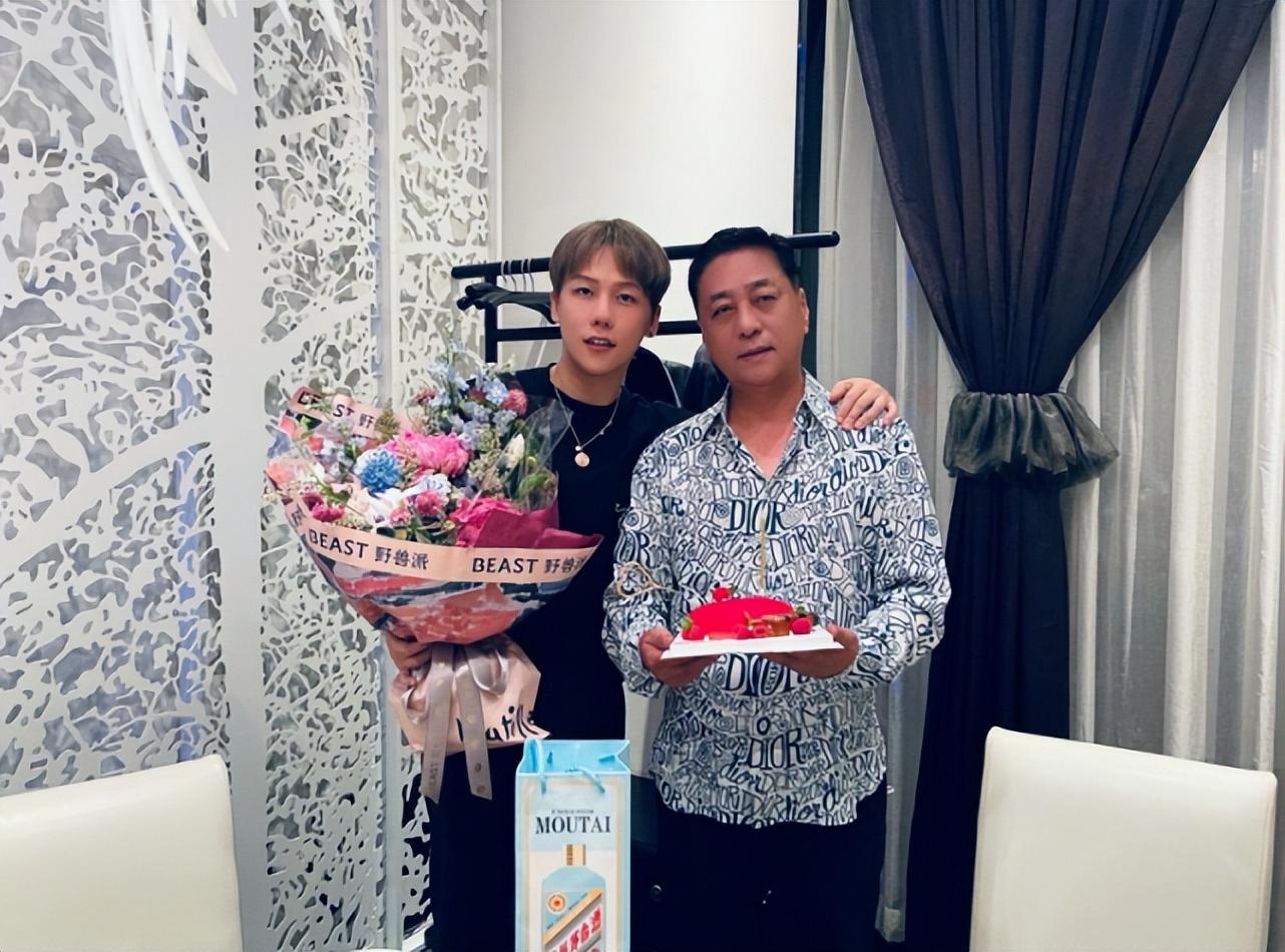 刘维|刘维父亲因病去世，父母相继离开他悲痛万分：我成为了一个孤儿