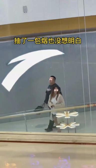 男子和好看的女子逛商场,他们打情骂俏,知情者:两个人各有家庭